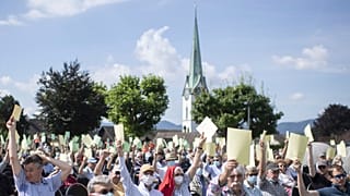 Los residentes votan en una reunión comunitaria al aire libre en Zollikon, Suiza, el sábado 4 de julio de 2020.