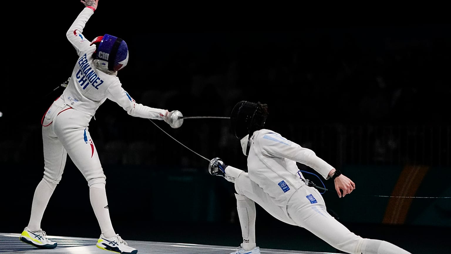 Analía Fernández e Isabel Di Tella durante una semifinal individual de esgrima espada femenina en los Juegos Panamericanos de Santiago de Chile en noviembre de 2023.