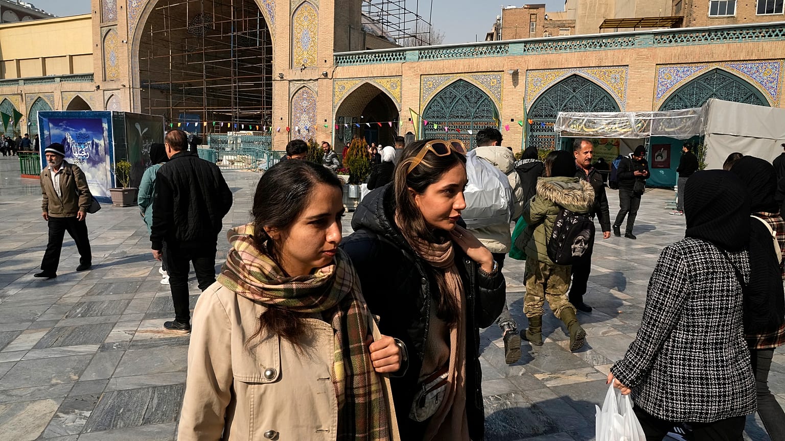 Dos mujeres sin el pañuelo islámico obligatorio caminan por la mezquita del Imán en el antiguo bazar principal de Teherán, Irán, el sábado 2 de marzo de 2024.