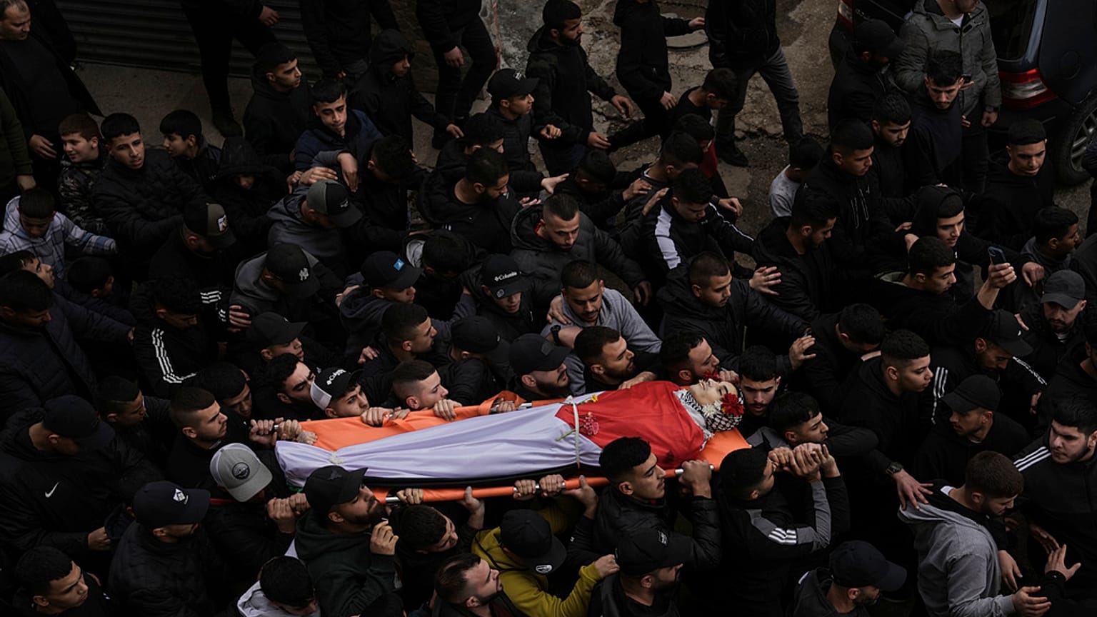 Filistinliler gece yarısı baskınında öldürülen Mustafa Ebu Şalbak'ın cenazesini Ramallah sokaklarında taşıdı