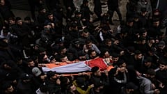 Filistinliler gece yarısı baskınında öldürülen Mustafa Ebu Şalbak'ın cenazesini Ramallah sokaklarında taşıdı