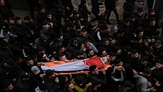 Filistinliler gece yarısı baskınında öldürülen Mustafa Ebu Şalbak'ın cenazesini Ramallah sokaklarında taşıdı