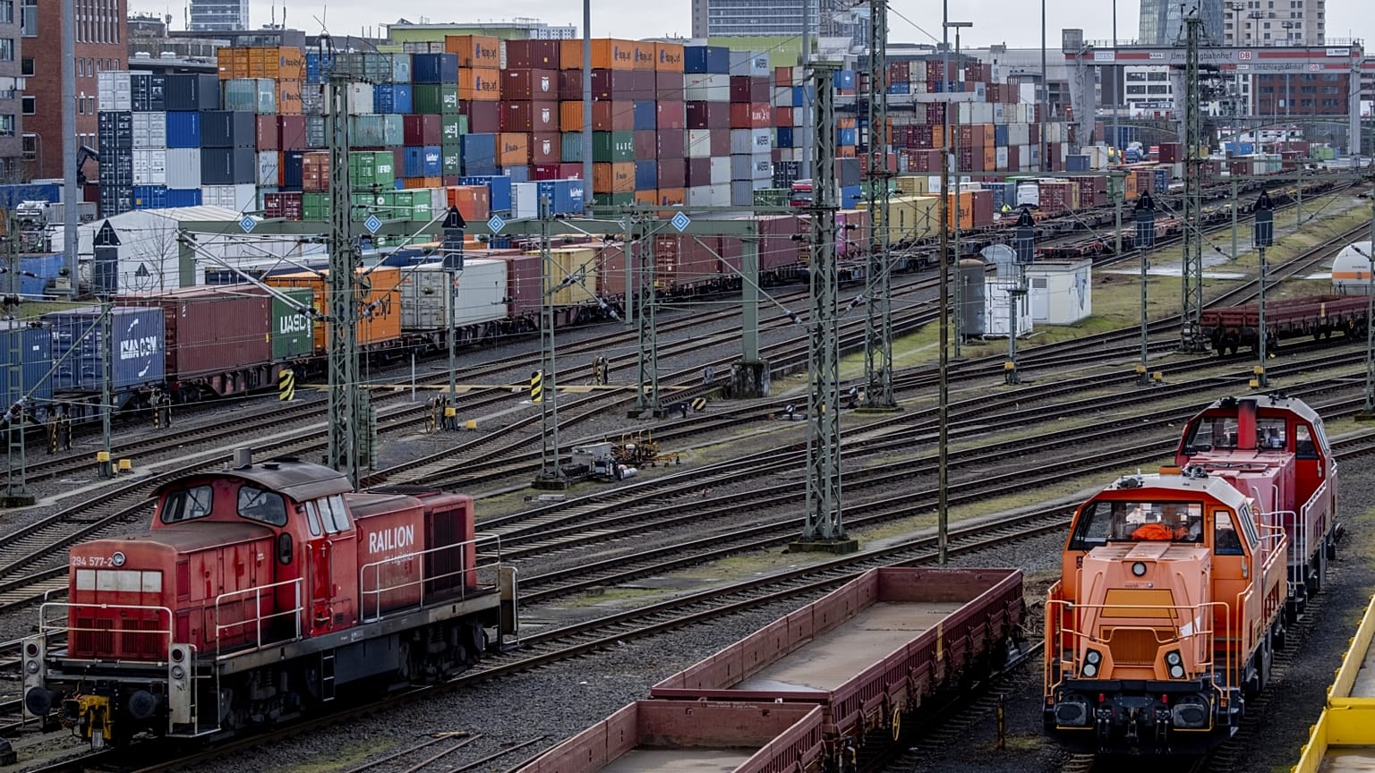 Sztrájk idején álló tehervonatok a frankfurti pályaudvaron