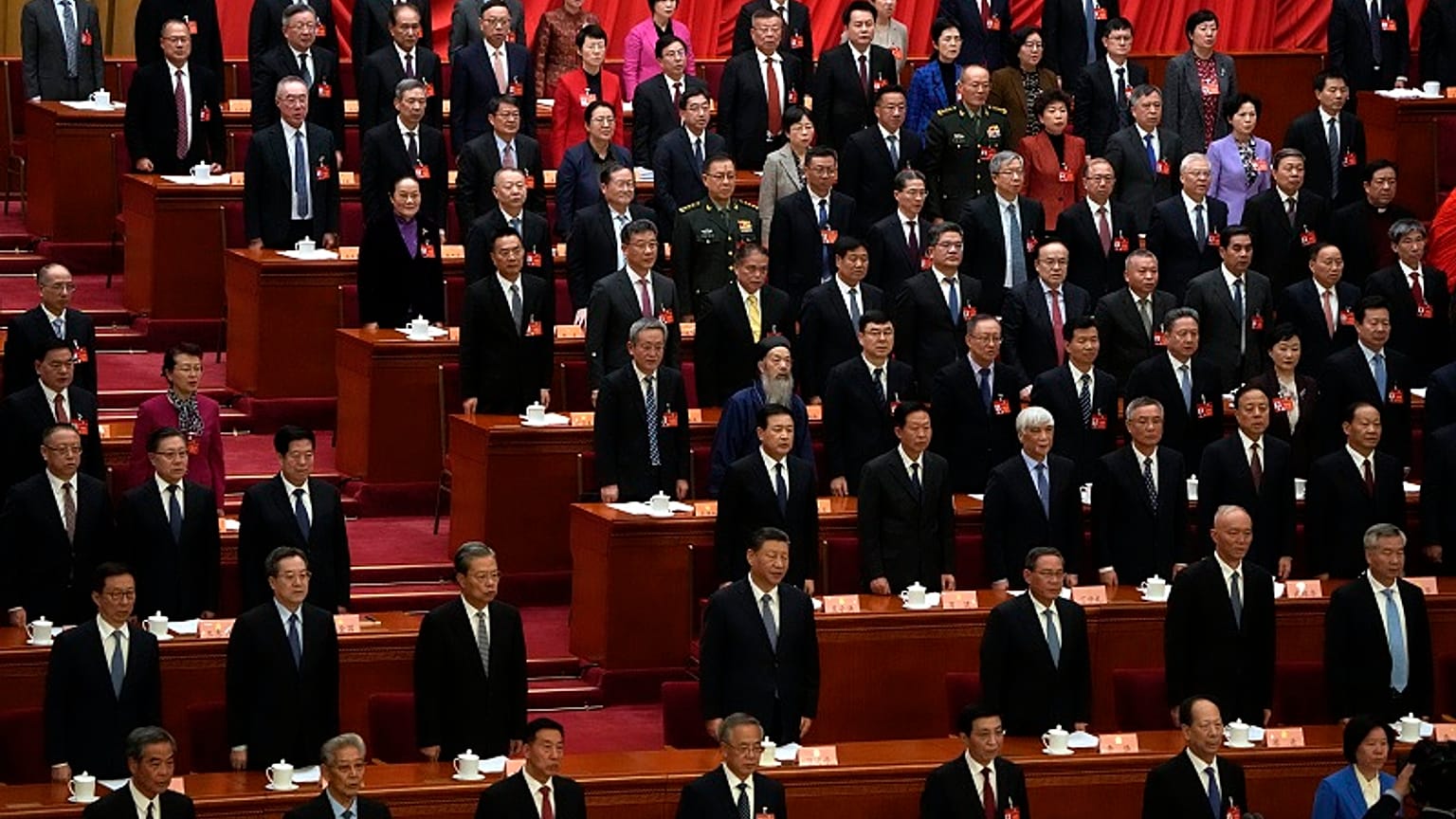 Los líderes chinos, incluido el Presidente Xi Jinping, en el centro, segunda fila, durante la inauguración del Congreso Nacional Popular de China