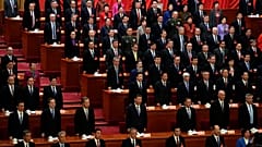 Los líderes chinos, incluido el Presidente Xi Jinping, en el centro, segunda fila, durante la inauguración del Congreso Nacional Popular de China