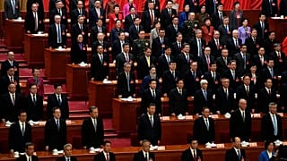 Los líderes chinos, incluido el Presidente Xi Jinping, en el centro, segunda fila, durante la inauguración del Congreso Nacional Popular de China
