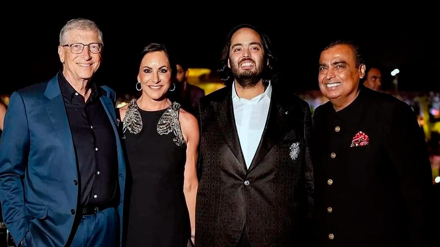 O industrial bilionário Mukesh Ambani, Anant Ambani, Paula Hurd e Bill Gates posam para uma fotografia numa festa pré-casamento do filho de Mukesh Ambani, Anant, em Jamnagar, na Índia