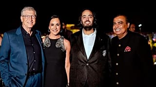 O industrial bilionário Mukesh Ambani, Anant Ambani, Paula Hurd e Bill Gates posam para uma fotografia numa festa pré-casamento do filho de Mukesh Ambani, Anant, em Jamnagar, na Índia