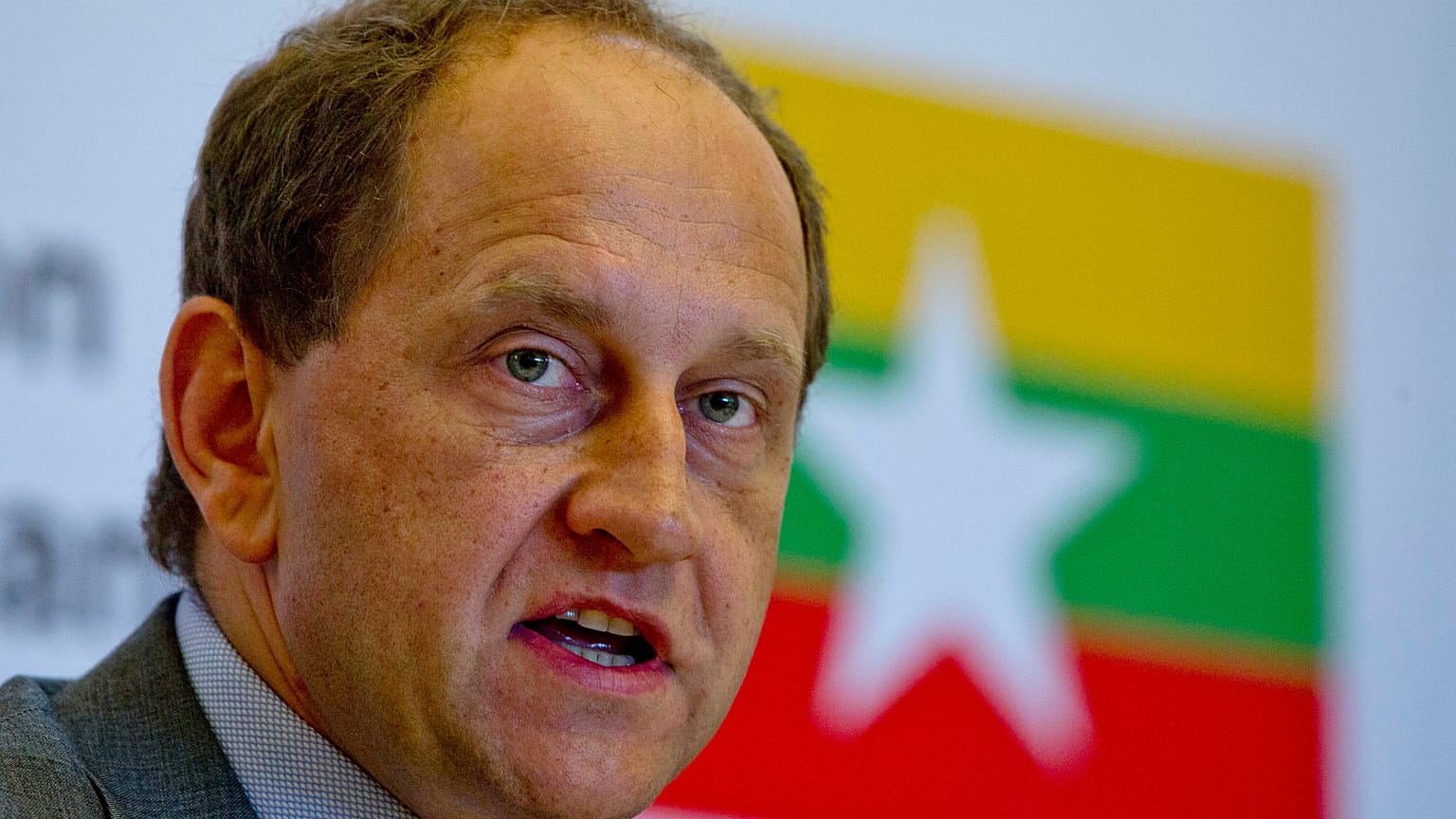 Alexander Graf Lambsdorff habla durante una conferencia de prensa en Yangon, Myanmar, el martes 10 de noviembre de 2015.