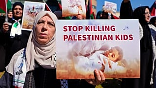 متظاهرة تحمل لافتة مكتوب عليها أوقفوا قتل الأطفال الفلسطينيين في بيروت، لبنان