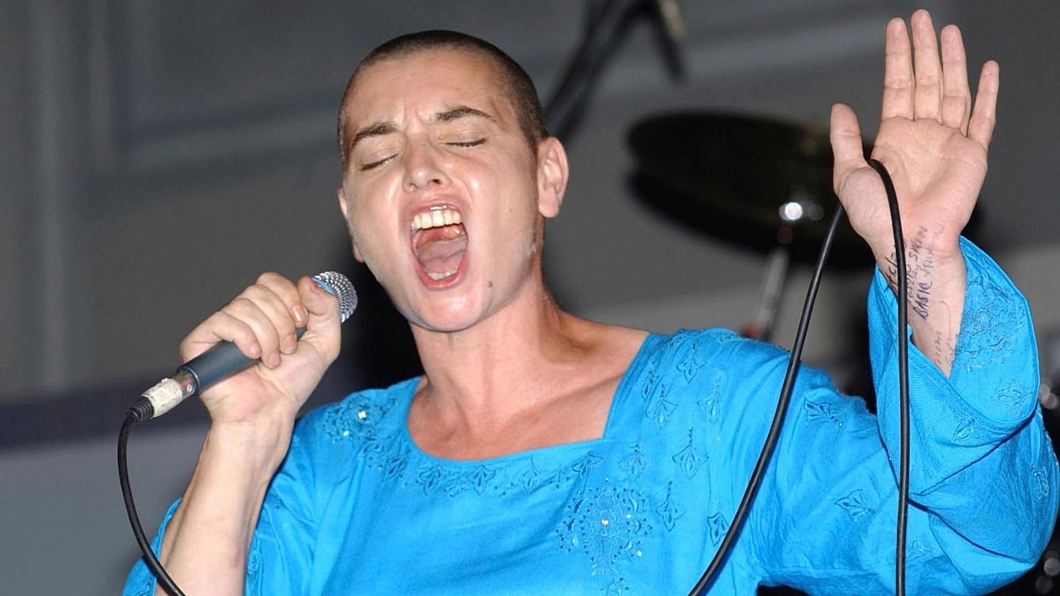 Donald Trump ha ordinato di smettere di usare la canzone di Sinéad O'Connor. Nella foto: La O'Connor si esibisce al Gala per l'indipendenza del Primo Ministro a Kingston, Giamaica - 2005. 