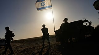 Izraeli katonák a gázai övezet határánál