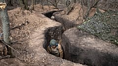 Ukrainische Soldaten der 28. separaten mechanisierten Brigade nehmen am Sonntag, dem 3. März 2024, in einem Schützengraben an der Frontlinie in der Nähe von Bakhmut, in der Re
