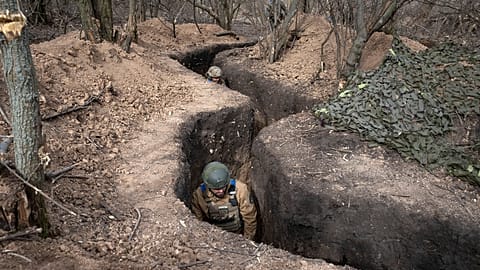 Ukrainische Soldaten der 28. separaten mechanisierten Brigade nehmen am Sonntag, dem 3. März 2024, in einem Schützengraben an der Frontlinie in der Nähe von Bakhmut, in der Re