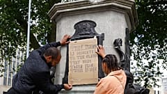 Arşiv: İngiltere'nin Bristol kentinde devrilen Edward Colston heykelinin kaidesindeki yazının üzerine bir pankart yapıştırıldı, 2020