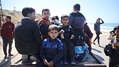 Captura de pantalla de imágenes de AP de niños comiendo en la Franja de Gaza.