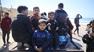 Captura de pantalla de imágenes de AP de niños comiendo en la Franja de Gaza.
