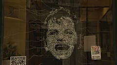 Un visage d'enfant de Gaza représenté sur la vitrine d'une boutique de Bilbao, dans le cadre d'une installation artistique visant à alerter sur le sort des enfants gazaouis.