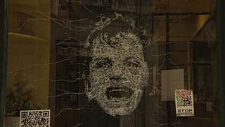 Un visage d'enfant de Gaza représenté sur la vitrine d'une boutique de Bilbao, dans le cadre d'une installation artistique visant à alerter sur le sort des enfants gazaouis.