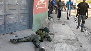 Am Montag bewachten die Soldaten den internationalen Flughafens in Port-au-Prince.