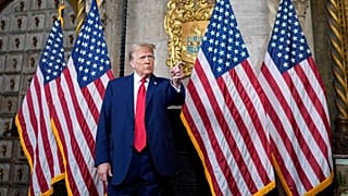 Trump da el turno de pregunta a un periodista mientras se dirige a los medios en su mansión de Mar-a-Lago, en Florida, el lunes 4 de marzo