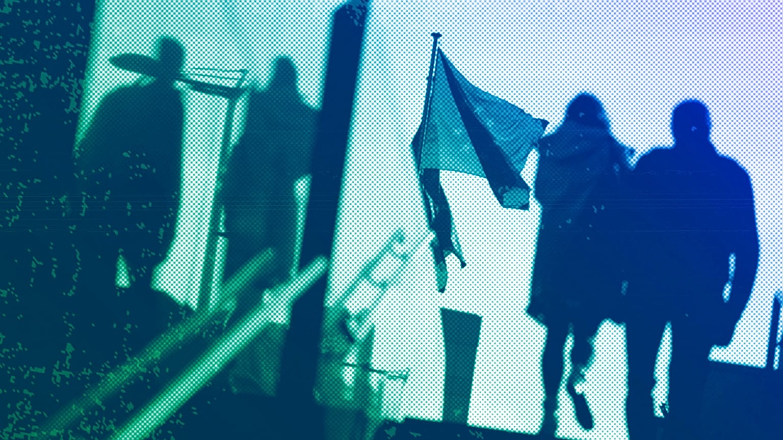 Un couple passe devant les drapeaux de l'UE devant le siège de l'UE à Bruxelles, en octobre 2021