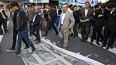 زیر پا گذاشتن نماد دلار آمریکا در سالگرد اشغال سفارت این کشور در تهران