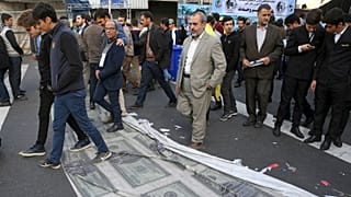 زیر پا گذاشتن نماد دلار آمریکا در سالگرد اشغال سفارت این کشور در تهران