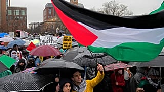 أشخاص يشاركون في مظاهرة لدعم الفلسطينيين في واشنطن سكوير بارك في نيويورك