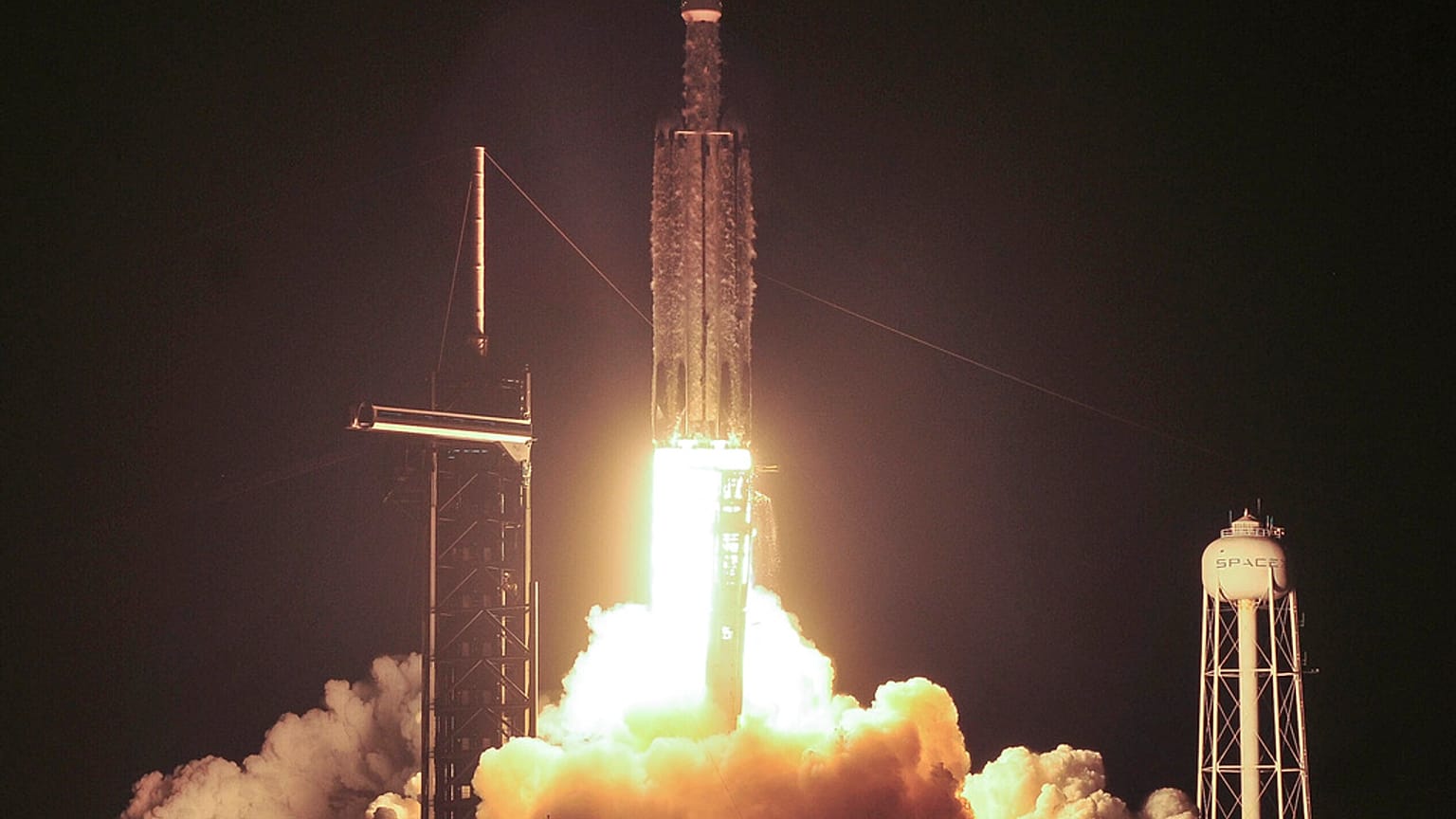 Une fusée Falcon Heavy de SpaceX décolle du Centre spatial Kennedy à Cap Canaveral, en Floride, le jeudi 28 décembre 2023. 