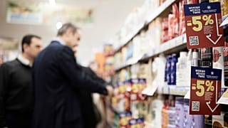 O πρωθυπουργός, Κυριάκος Μητσοτάκης, ελέγχει τιμές σε προϊόντα, κατά τη διάρκεια επίσκεψής του σε σούπερ μάρκετ στη Λένορμαν, Αθήνα