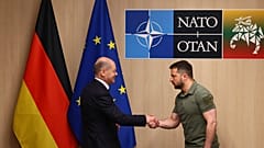 Der ukrainische Präsident Wolodymyr Zelenskyy trifft während eines NATO-Gipfels in Vilnius, Litauen, mit Bundeskanzler Olaf Scholz zusammen.