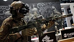 Militärische Ausrüstung wird auf der Verteidigungs- und Sicherheitsmesse Eurosatory in Villepinte, außerhalb von Paris, ausgestellt, Sonntag, 10. Juni 2018.