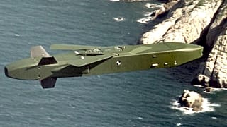 Ein Taurus-Marschflugkörpern fliegt während einer Übung über die Westküste von Südkorea.