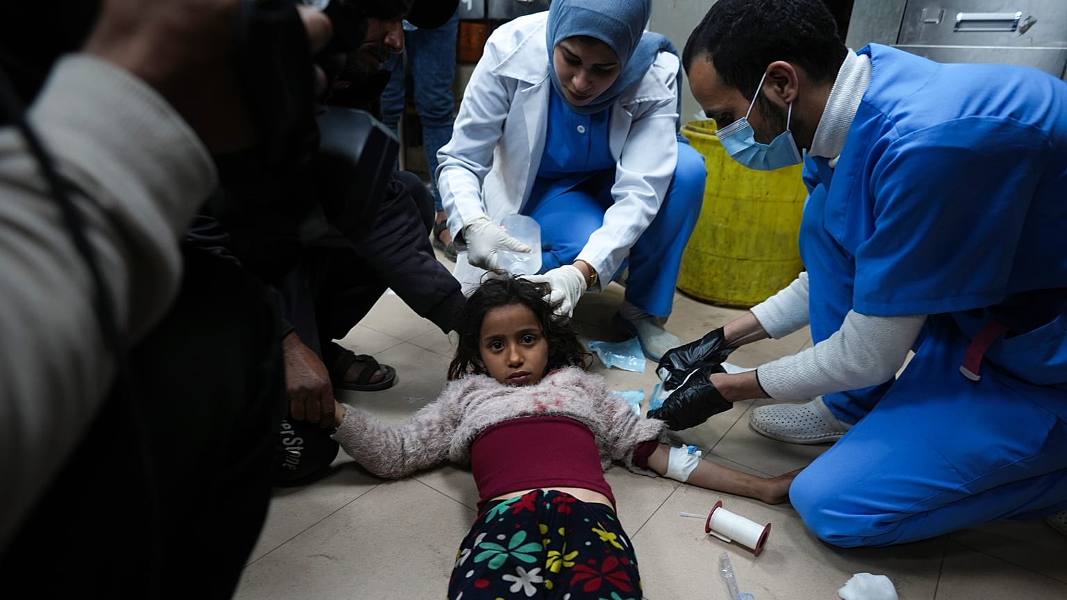 نقل جرحى القصف الإسرائيلي على قطاع غزة إلى مستشفى الأقصى في دير البلح