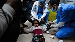 نقل جرحى القصف الإسرائيلي على قطاع غزة إلى مستشفى الأقصى في دير البلح