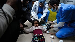 نقل جرحى القصف الإسرائيلي على قطاع غزة إلى مستشفى الأقصى في دير البلح