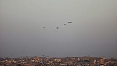 إنزال مساعدات وطرود غذائية على قطاع غزة.