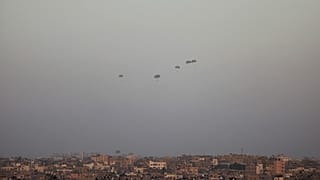 إنزال مساعدات وطرود غذائية على قطاع غزة.