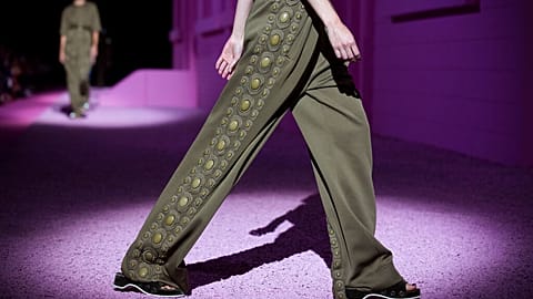 A bő nadrágok divatja már egy ideje újra bontogatja szárnyait