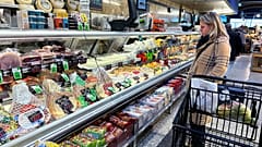 Eine Frau überprüft die Preise in einem Lebensmittelgeschäft in Wheeling, Illinois, am Freitag, 19. Januar 2024. 