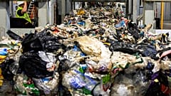 Una instalación de clasificación de residuos plásticos en Motala, Suecia central, jueves 9 de noviembre de 2023.