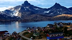 Der Berg Polhems Fjeld ist am Samstag, den 21. Juli 2007, auf der Insel Ammassalik in Ostgrönland zu sehen. 
