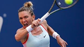 Simona Halep, de Rumanía, devuelve un golpe a Daria Snigur, de Ucrania, durante la primera ronda del US Open de tenis, el lunes 29 de agosto de 2022, en Nueva York.