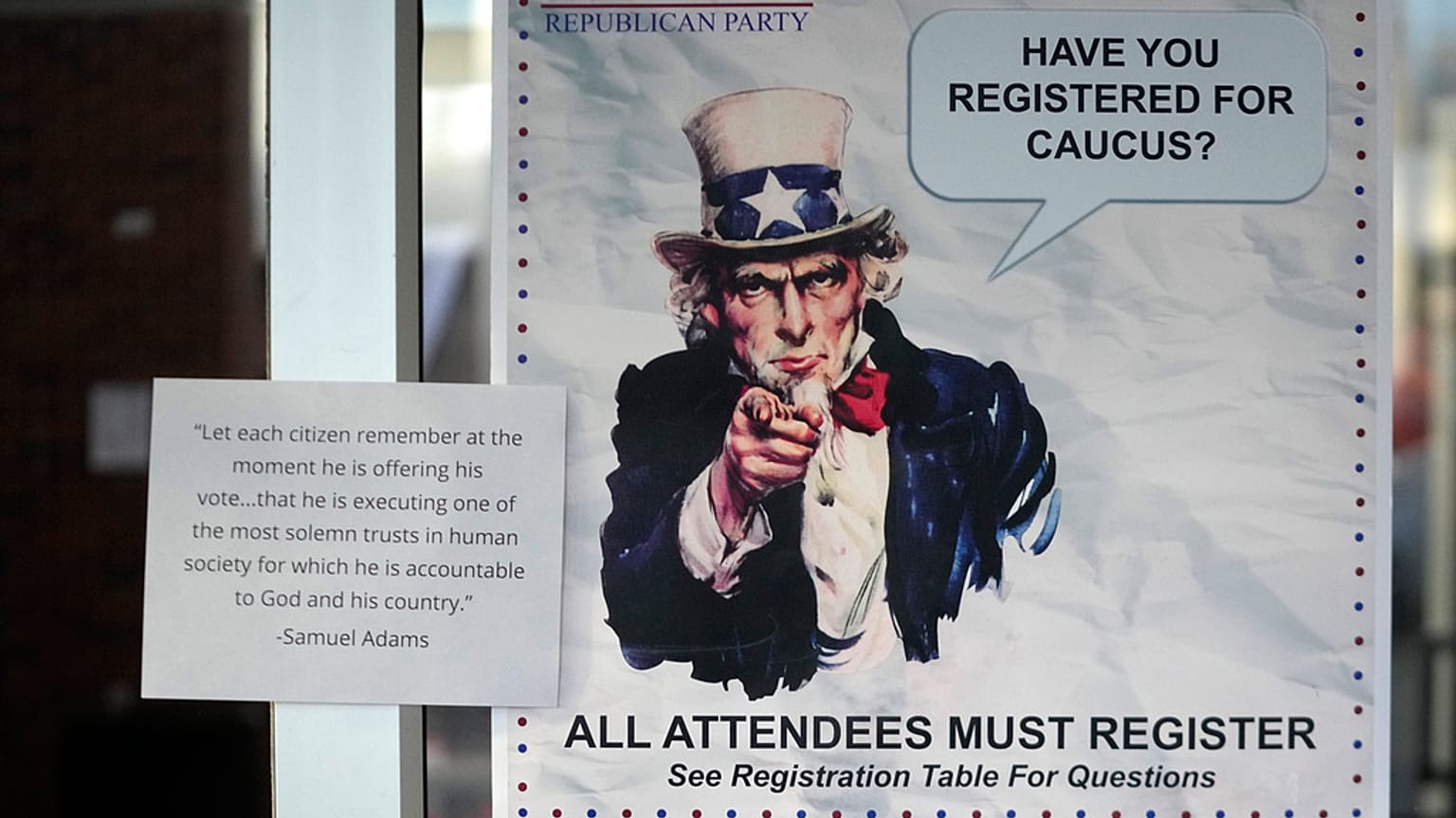 Cartel a las puertas de un centro electoral del caucus de Utah el martes 5 de marzo