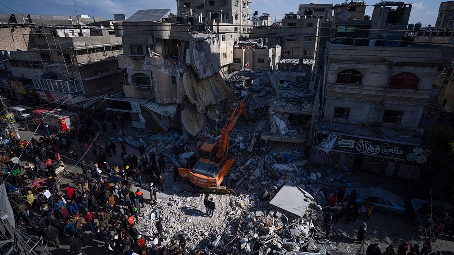 Palestinesi cercano corpi e sopravvissuti tra le macerie di un edificio residenziale distrutto da un attacco aereo israeliano a Rafah, nella Striscia di Gaza, 4 marzo 2024