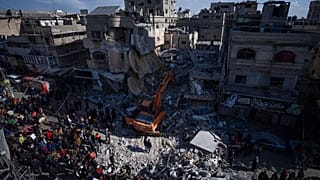 Des Palestiniens cherchent des survivants dans les décombres d'un immeuble détruit par une frappe aérienne israélienne à Rafah, dans la bande de Gaza, lundi 4 mars 2024.