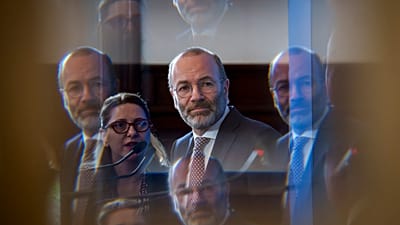 Il tedesco Manfred Weber, capo del gruppo del Partito Popolare Europeo, parla durante una conferenza stampa con Nicolae Ciuca, capo del Partito Liberale a Bucarest, in Romania.