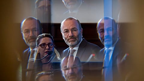 Il tedesco Manfred Weber, capo del gruppo del Partito Popolare Europeo, parla durante una conferenza stampa con Nicolae Ciuca, capo del Partito Liberale a Bucarest, in Romania.