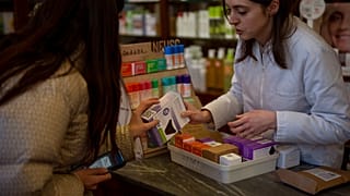 Une femme reçoit gratuitement un sous-vêtement pour les règles dans une pharmacie à Barcelone, Espagne, mardi 5 mars 2024.